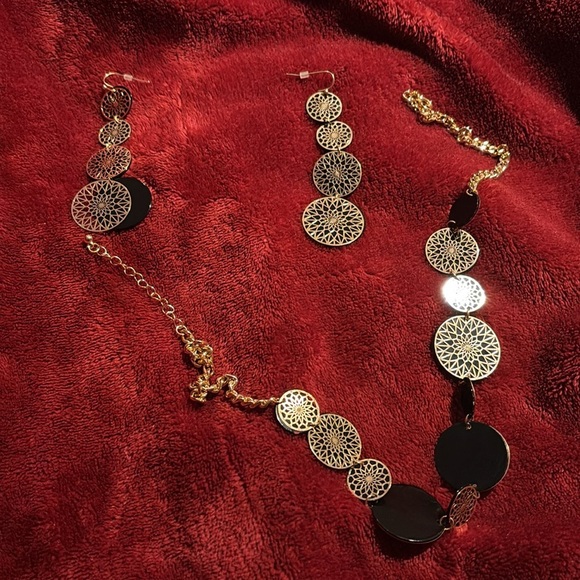 Vintage style Stencilled leaf necklace and drop. Earrings set new - Picture 8 of 11